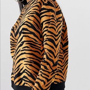 Sweatshirt in all over tiger animal print